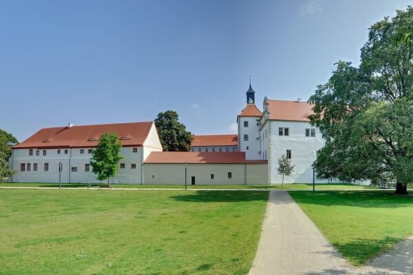 Bild vergrößern: Schloss aus Sicht Schlosspark