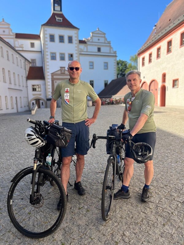 Bild vergr&ouml;&szlig;ern: B&uuml;rgermeister J&ouml;rg Gampe und Wirtschaftsf&ouml;rderer Torsten Drescher beim Start im Schloss Finsterwalde