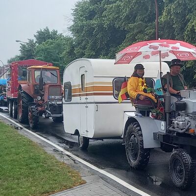 Bild vergr&ouml;&szlig;ern: Umzug auf Fahrzeugen und zu Fu&szlig; durch Sorno