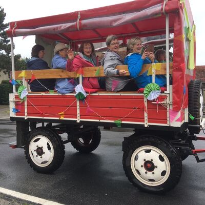 Bild vergr&ouml;&szlig;ern: Fahrzeuge mit Sornoerinnen beim Umzug 2025