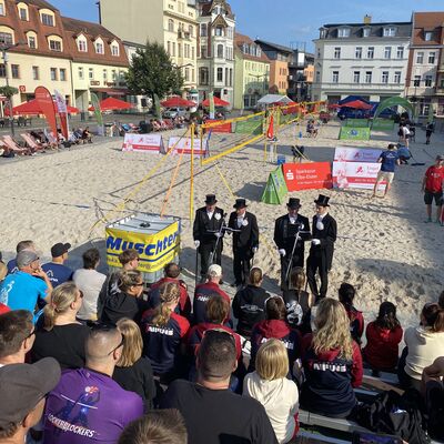 Bild vergr&ouml;&szlig;ern: Die vier Finsterwalder S&auml;nger bei der Er&ouml;ffnung des 13. Finsterwalder Beachcups