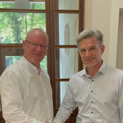 B&uuml;rgermeister J&ouml;rg Gampe gratuliert dem Vorsitzenden des M&auml;nnerchor Einigkeit e.V. Thomas Freundenberg zur Ausstellungser&ouml;ffnung 