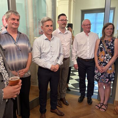 Bild vergr&ouml;&szlig;ern: B&uuml;rgermeister J&ouml;rg Gampe gratuliert zur Ausstellungser&ouml;ffnung des M&auml;nnerchor Einigkeit e.V.