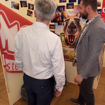 Bild vergr&ouml;&szlig;ern: B&uuml;rgermeister J&ouml;rg Gampe gratuliert zur Ausstellungser&ouml;ffnung des M&auml;nnerchor Einigkeit e.V.