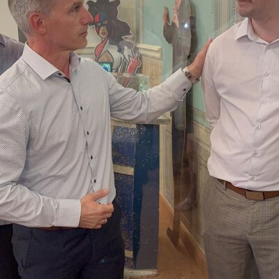 Bild vergr&ouml;&szlig;ern: B&uuml;rgermeister J&ouml;rg Gampe gratuliert zur Ausstellungser&ouml;ffnung des M&auml;nnerchor Einigkeit e.V.