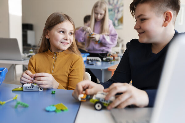 kids-using-electronic-parts-build-robot