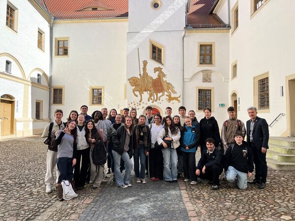 Bild vergr&ouml;&szlig;ern: Zu Besuch im Schlosshof: Die Sch�lerinnen und Sch�ler aus Montataire mit B�rgermeister J�rg Gampe