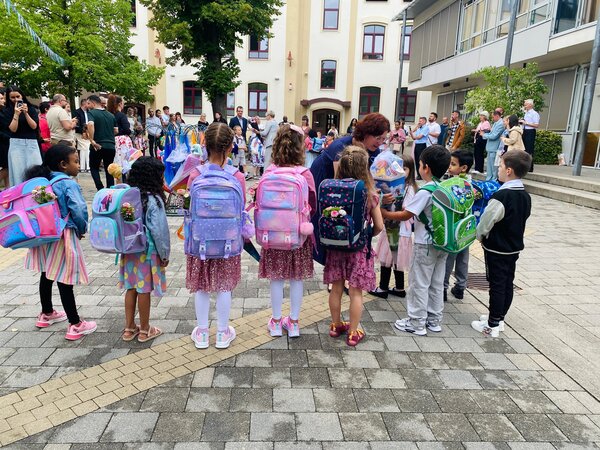Bild vergr&ouml;&szlig;ern: �bergabe der Zuckert�ten an der Grundschule Stadtmitte
