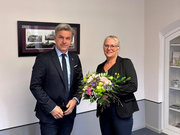 Bild vergr&ouml;&szlig;ern: Die neue Gesch�ftsf�hrerin der Wohnungsgesellschaft der Stadt Finsterwalde mbH Antje Scholz mit B�rgermeister J�rg Gampe