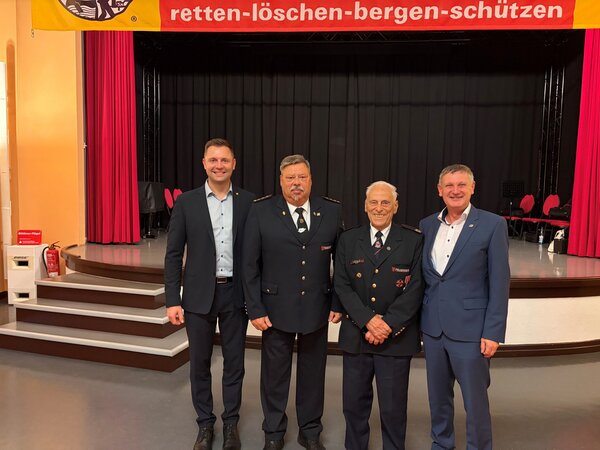 Bild vergr&ouml;&szlig;ern: Auszeichnung f�r 70 Jahre Treue Dienste in der Feuerwehr: Hans-Dieter Unkenstein