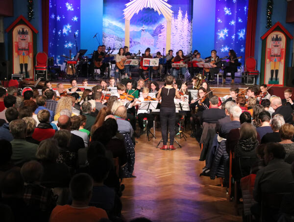 Bild vergr&ouml;&szlig;ern: Weihnachtskonzert Gitarrengruppe und Sinfonieorchester der Kreismusik- und Kunstschule (Foto KMKS)